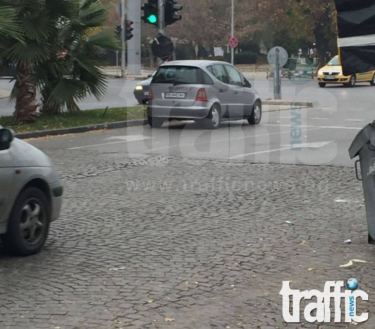 Млада дама паркира под светофар на възлово кръстовище в Кършияка СНИМКИ