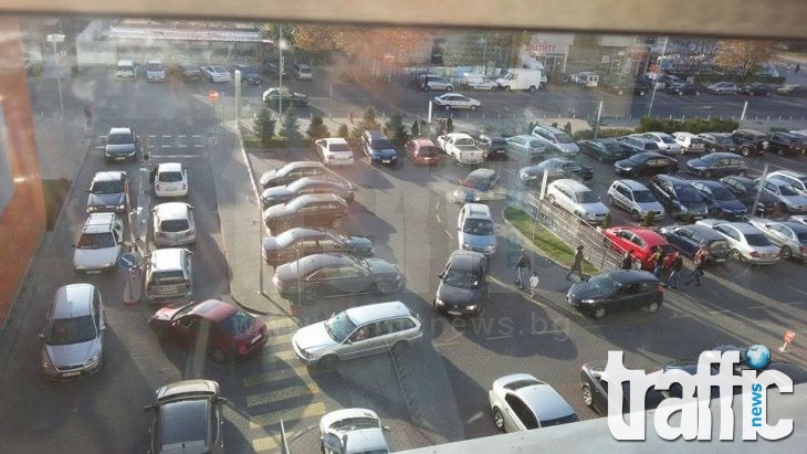 Задръстване и какофония от клаксони на паркинга на мол Пловдив