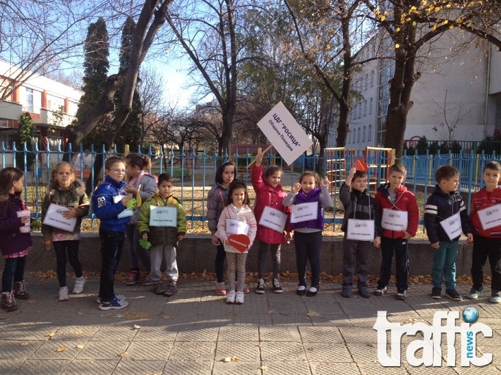 Деца подариха сърца на минувачите за Международния ден на толерантността