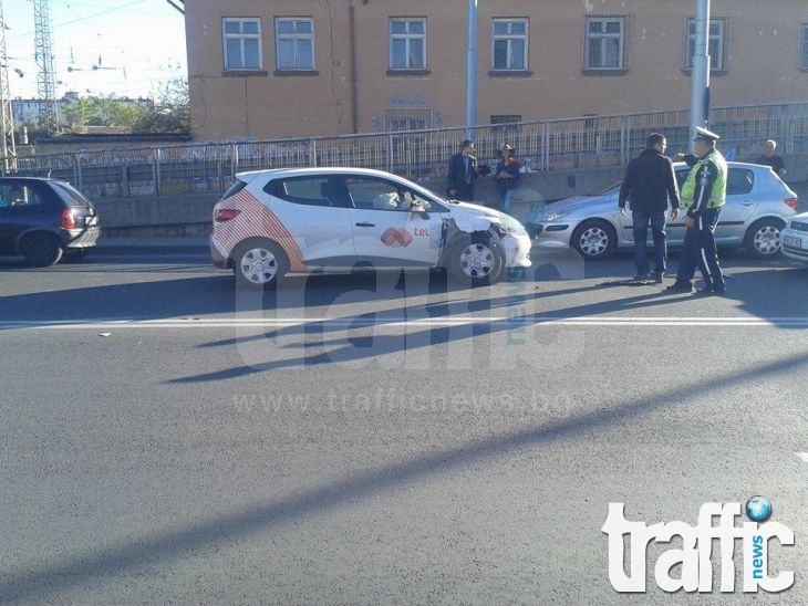 Въпреки колчетата! Кола обърна на забраненото на Сточна, размазаха я СНИМКИ