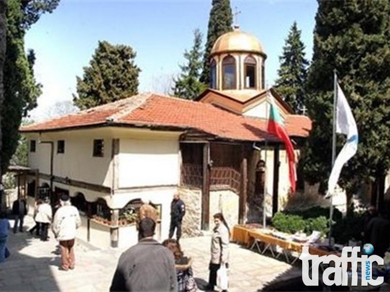 Бездетни майки се молят за чудо пред Чудотворната икона над Асеновград
