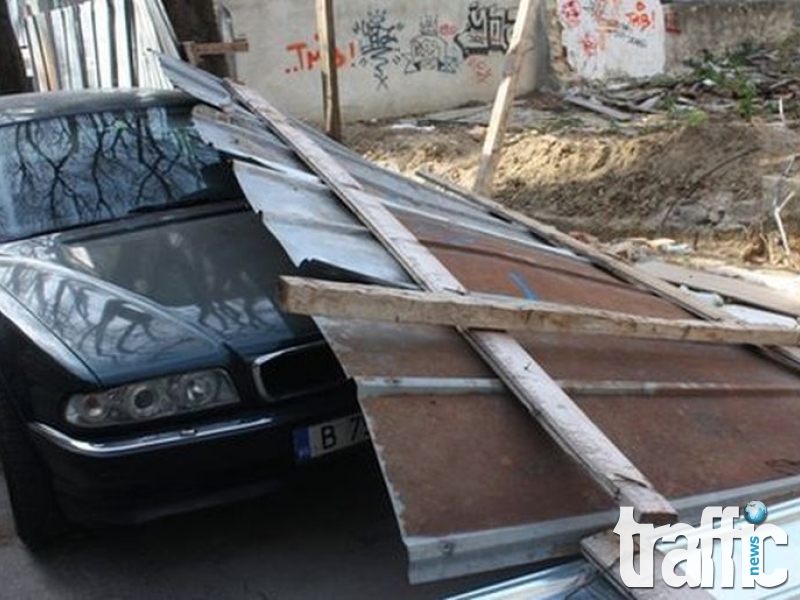 Още поразии от бурята: Ограда рухна върху кола СНИМКИ