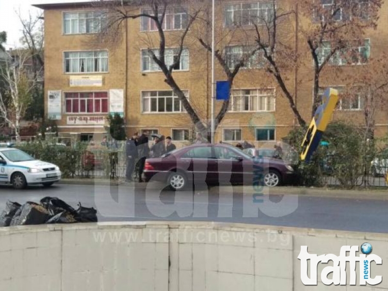 Мерцедес се вряза в мантинела на бул. България СНИМКИ