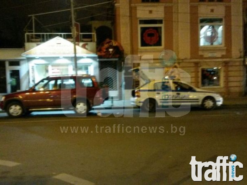 Джип помете двама пешеходци пред Синдикалния СНИМКИ