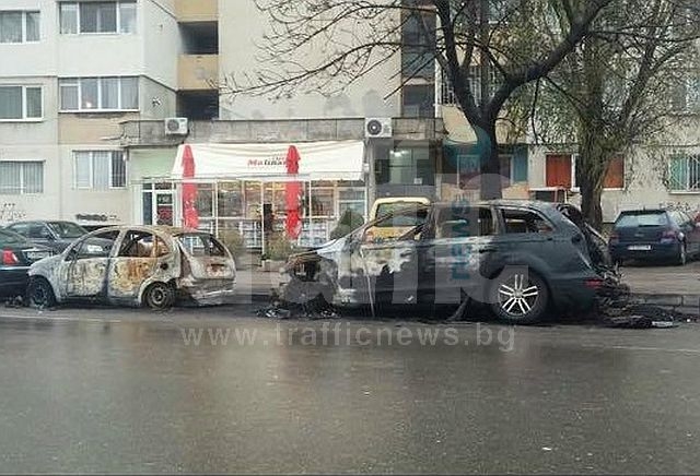 Две коли избухнаха в пламъци в София