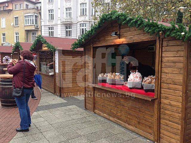 Пловдивчани вече вдигат тостове с греяно вино на Немския базар СНИМКИ