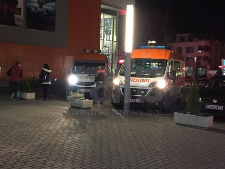 Линейки пред мола, пострадали са петима охранители 