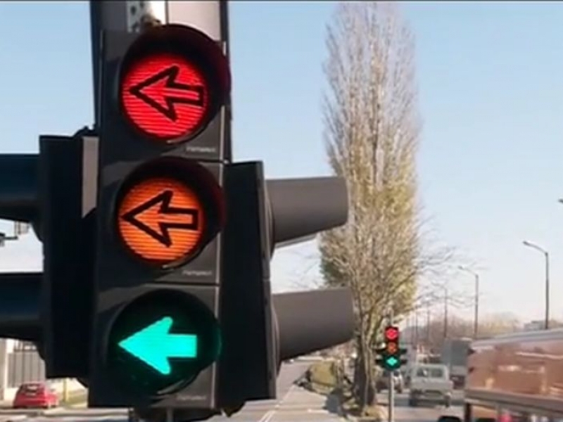 Дискотека на пътя: Светофар свети и червено, и зелено СНИМКА