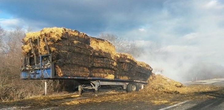 Камион със слама избухна в пламъци на магистрала Тракия