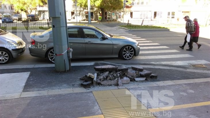 Пловдивчанка окупира пешеходна пътека с BMW, катастрофа се размина на косъм СНИМКИ