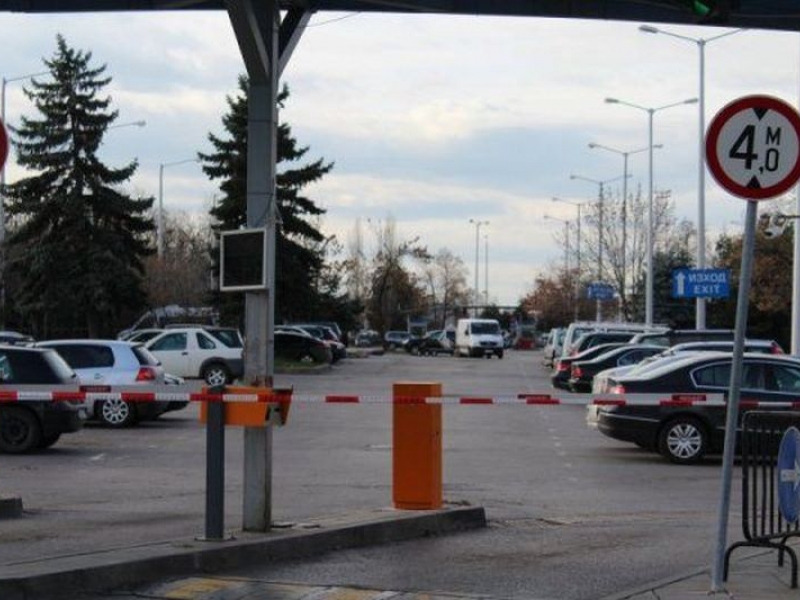 Бомба май няма! Само куфари и разкъртен бус  