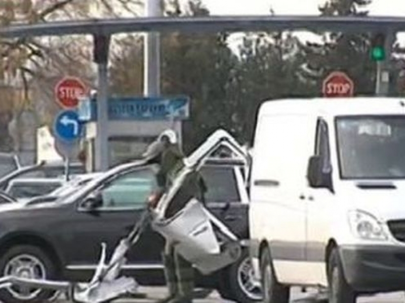 Робот разфасова съмнителния микробус на Терминал 1