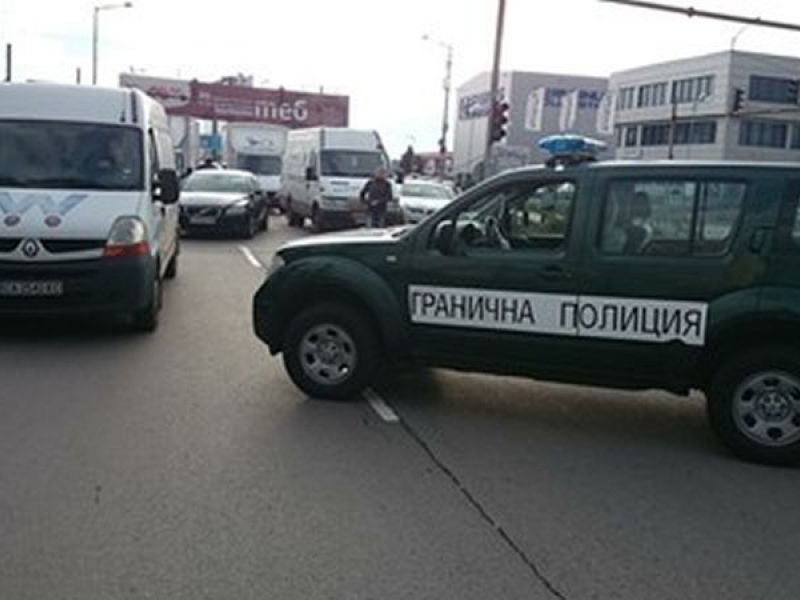 Има взривно устройство в белия бус на Терминал 1 СНИМКИ