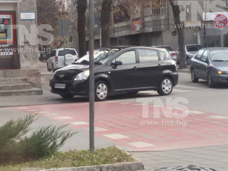 Пешеходните пътеки в Пловдив не са паркинг! СНИМКИ