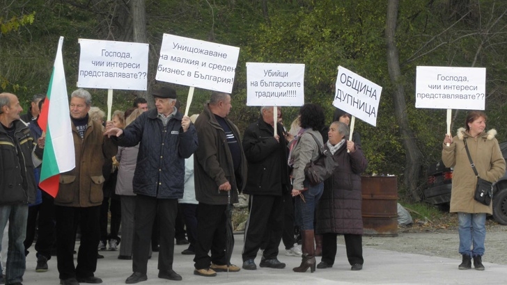 Гневни лозари: Ракия да не пием, сланина да не ядем, по-добре да умрем СНИМКИ