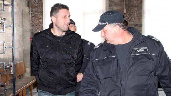 Ексреферът Момчил Врайков се изправя пред съда, след като бе арестуван в Пловдив за скиминг