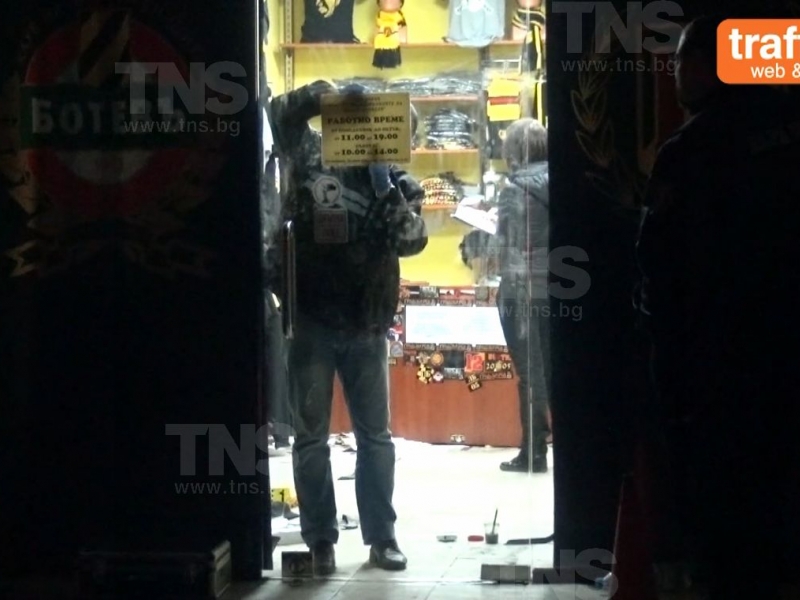 ВИДЕО от екшъна в Кючука, в който мъже с бухалки разбиха фен магазина на Ботев! 