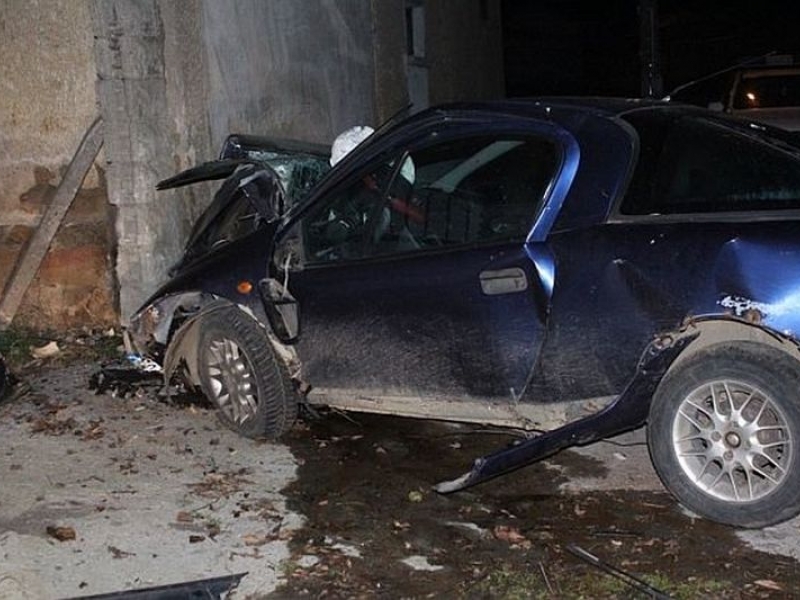 Пияни роми катастрофираха тежко, скачаха да бият лекари СНИМКИ