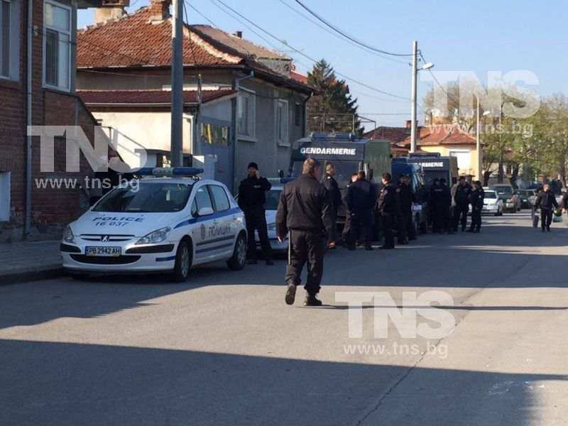 Въоръжени до зъби полицаи окупираха базата на Ботев в Коматево СНИМКИ