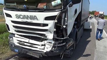 ТИР прегази човек на автомагистрала