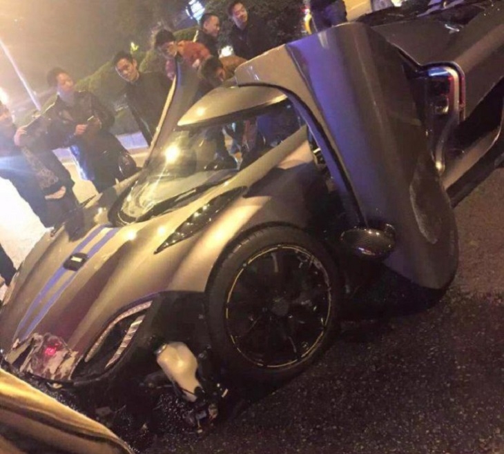 Твърде бърз и мощен: Пиян китаец унищожи кола на стойност 4 милиона долара