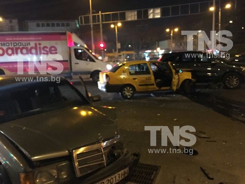 Хаос цари на Централна гара заради тройната катастрофа СНИМКИ 
