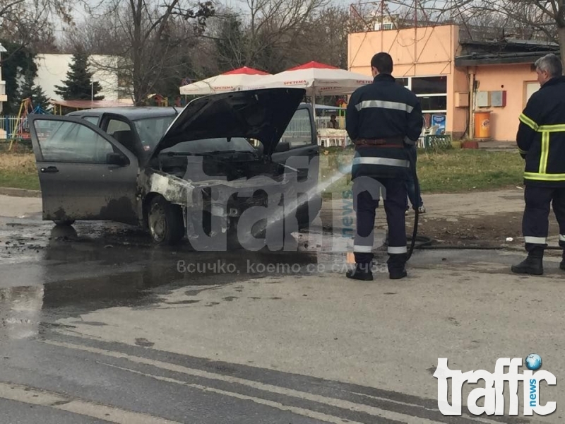 Форд пламна в движение на метри от бензиностанция СНИМКИ