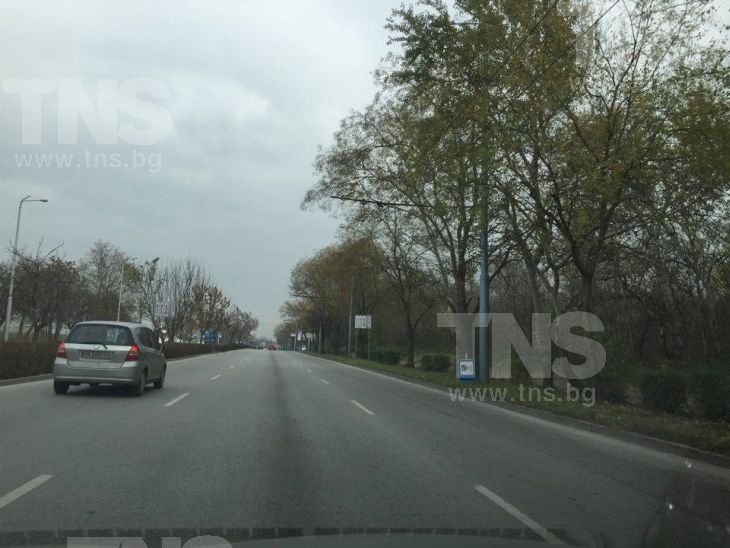 Патрулка с радар се скри в Лаута, заби задължителния знак в тревата СНИМКИ