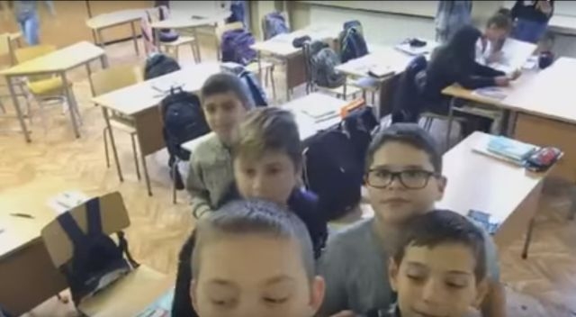 8-годишни деца пеят в клас 