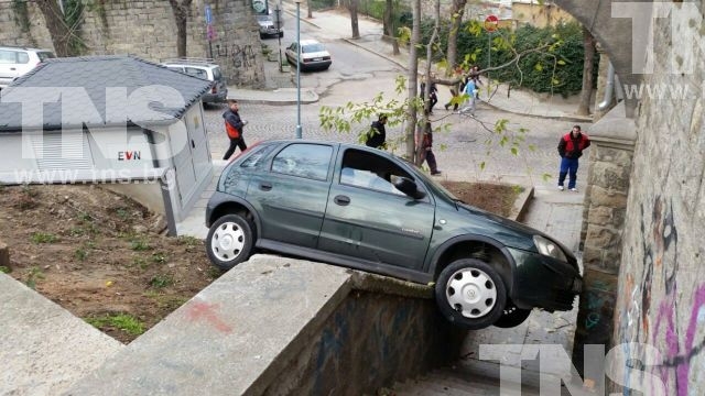 Опел прелетя и се приземи на стълби в центъра на Пловдив СНИМКИ и ВИДЕО