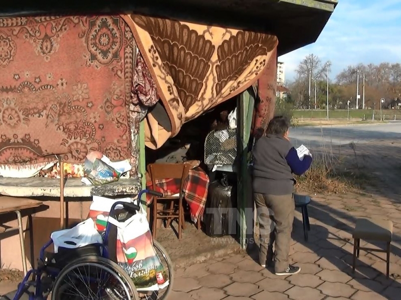 Бездомната Валя от будката за билети до стадион Пловдив моли за помощ ВИДЕО