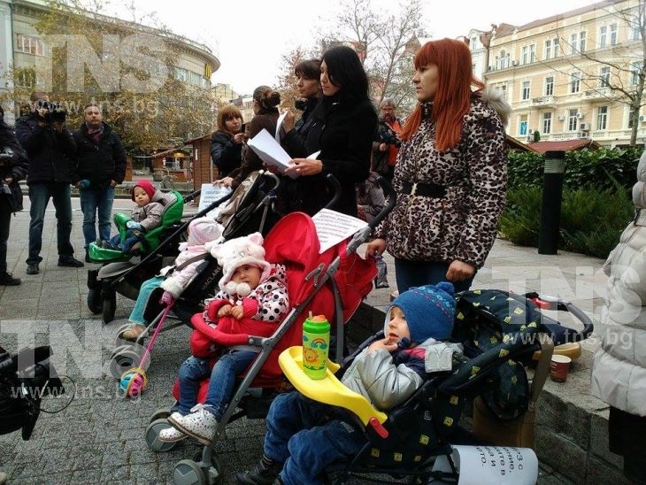 Пловдивски майки: Хвърлят жълти стотинки за децата ни, а държавните чиновници са повече от родните българчета СНИМКИ и ВИДЕО