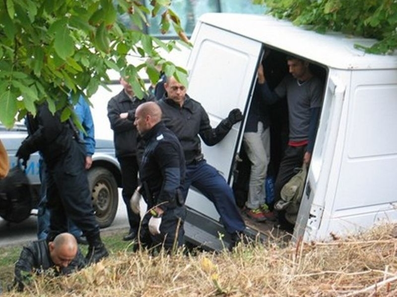 Каналджия заряза бус, пълен с афганистанци при опит за бягство от полицията