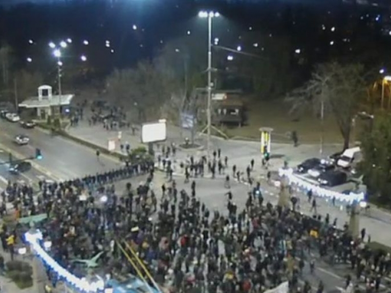 Втори ден протести след оставката на Иванов, недоволни блокираха Орлов мост и Парламента СНИМКИ