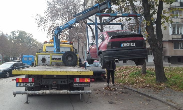 Паяци разчистват Кършияка от стари коли СНИМКИ