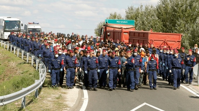 Унгария на съд за нарушаване на правата на бежанците