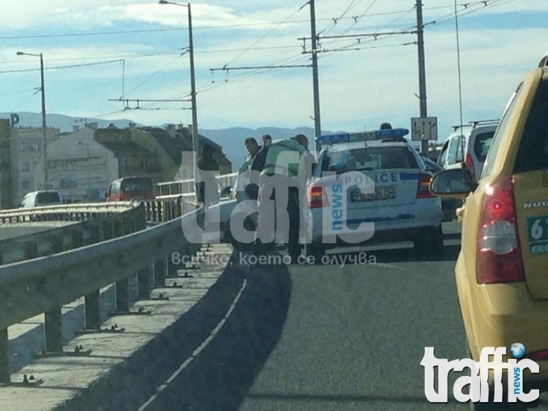 Катастрофа на Водната палата! Автобус отнесе Мерцедес