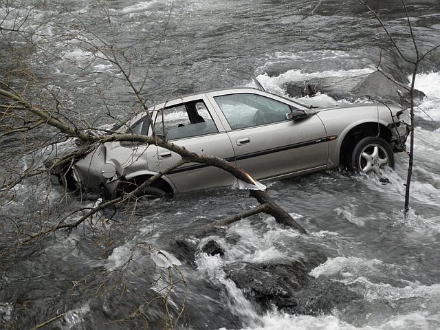 Хонда падна в река след изпуснат завой, мъж бере душа в пловдивска болница