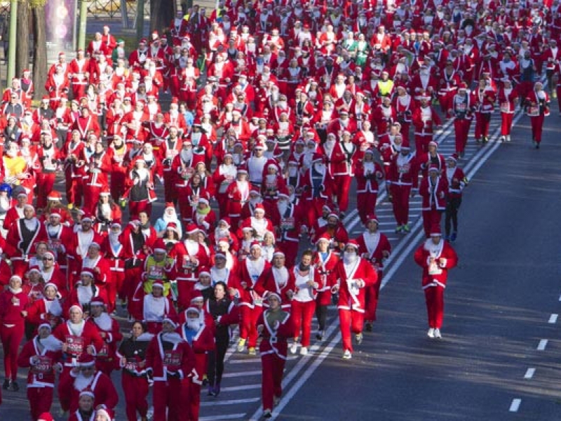 Лудница в Мадрид: 10 000 Дядо Коледовци превзеха улиците