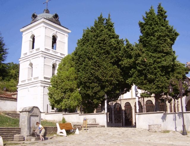 Народа се овълчи: Разбиха кутии за дарение в църквата в Сопот