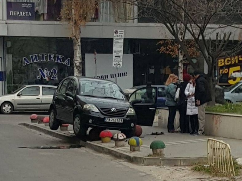 Така паркират жените в Пазарджик
