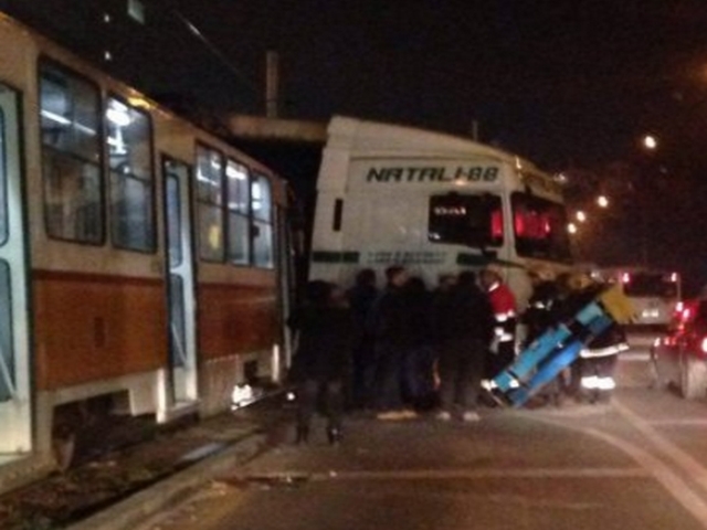 Трамвай блъсна тир в близост до мол