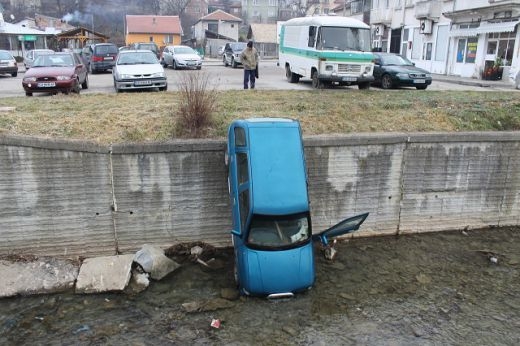 Джип излетя и се приземи в реката СНИМКИ