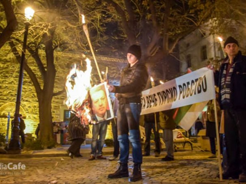 Пловдивчани запалиха лика на турския премиер в центъра СНИМКИ и ВИДЕО