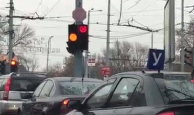 Внимание! Светофарът на Макдоналдс чака жертви ВИДЕО