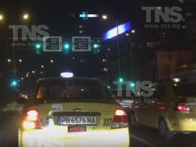 Светофар в Пловдив свети в зелено едва 8 секунди, задръства булевард ВИДЕО