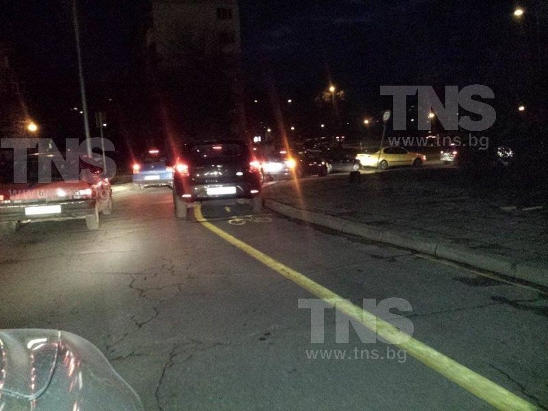 В час пик: Шофьорка кара на велоалея, псува читател заради забележка! СНИМКИ