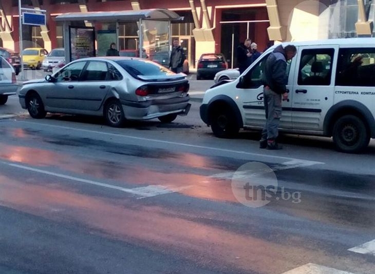 Верижна катастрофа до спирка в Смирненски! Шофьори замалко да се сбият СНИМКИ