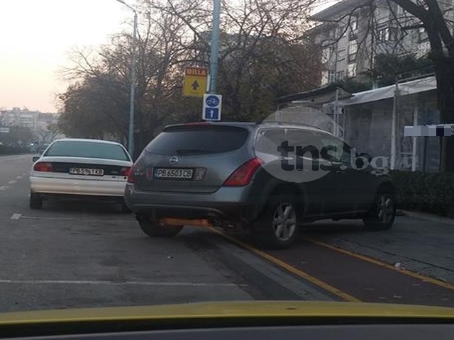 Тарикат с джип блокира велоалея и пешеходна пътека в Пловдив СНИМКА