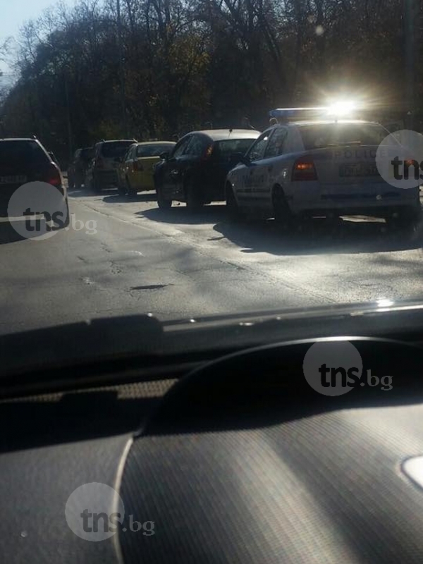 Верижна катастрофа в Пловдив! Три коли се нанизаха на 